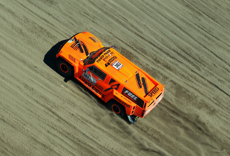 Illustration for article titled The Dakar Race Looks Pretty Much Like A Post-Apocalyptic Hellscape